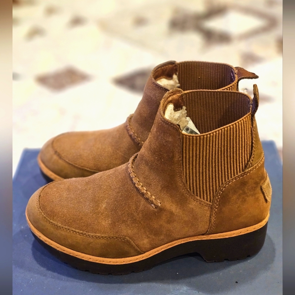 Ugg Chelsea Boots (Women's Size 6)